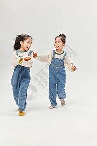 双胞胎小女孩奔跑追逐图片