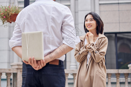 成熟的夫妻年轻女性收到惊喜礼物背景