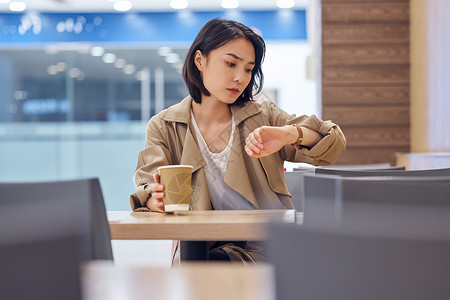 焦急的人女性在店里焦急等待看手表背景