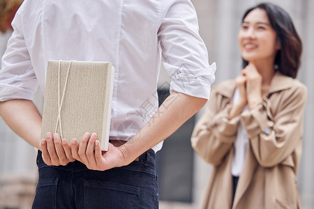 成熟的夫妻男性给女性准备惊喜礼物背景