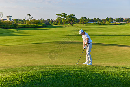 风景绿地打高尔夫的男性发球动作背景