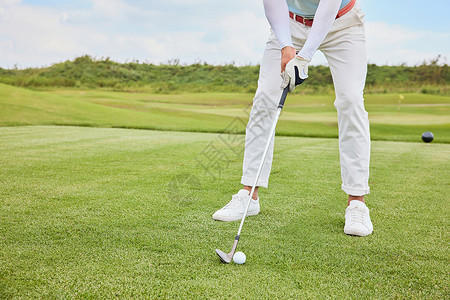 打高尔夫的男性发球动作特写背景图片