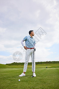 高尔夫球场上打球的男性图片