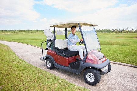男性驾驶高尔夫代步车背景图片