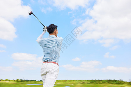 打高尔夫球的男性背影图片
