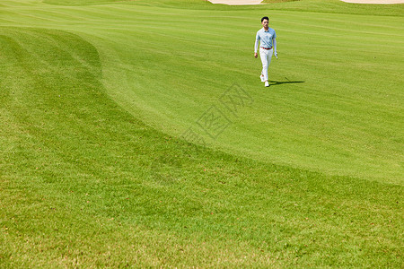 远景打高尔夫球的人高清图片