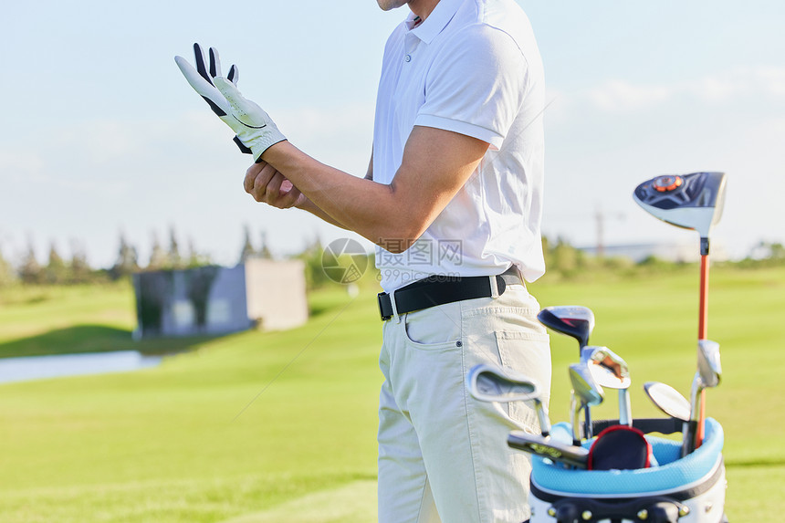 男性穿戴高尔夫球装备图片