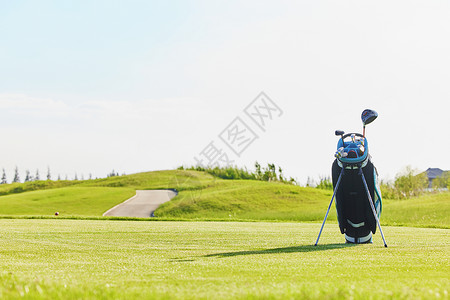 高尔夫球场草坪上的球杆静物背景图片