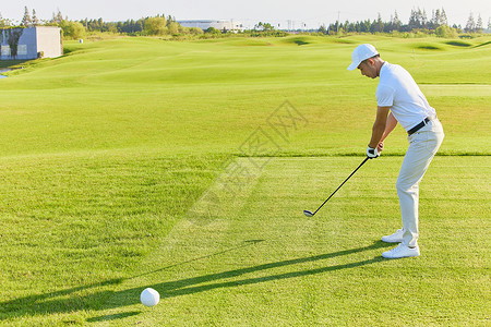打高尔夫的男性发球动作图片