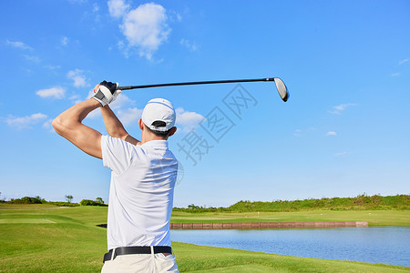 打高尔夫球的人背影图片
