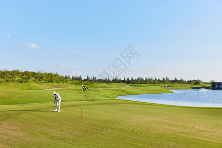 远景打高尔夫球的人高清图片
