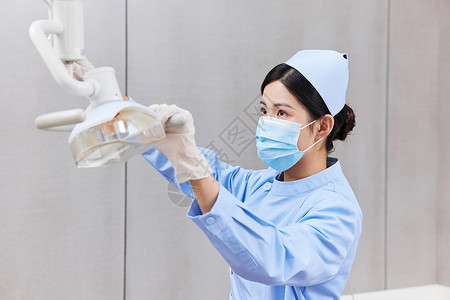 牙科诊所女护士调试机器图片
