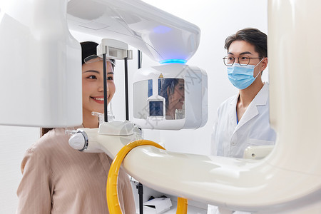 医生使用仪器拍摄牙齿x光片高清图片