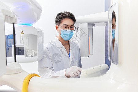 牙齿X光正在使用射频器械的牙科医生背景