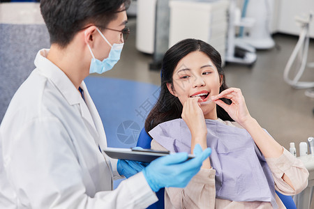 患者与牙科医生讨论牙齿矫正问题图片