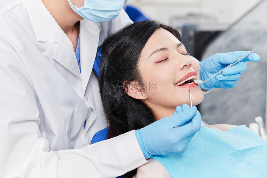 医生为女患者做牙齿治疗图片