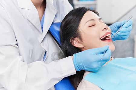 牙科医生给患者做手术特写背景图片
