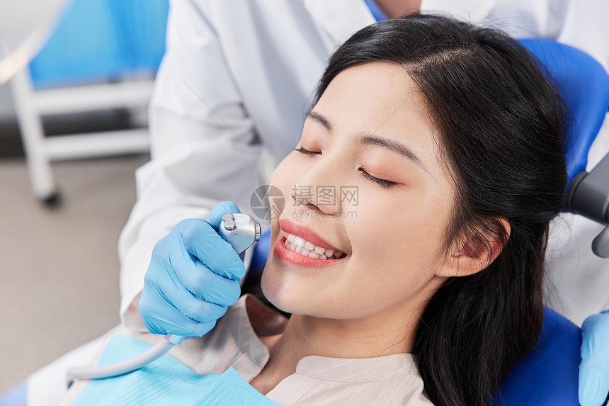 女性患者做牙齿治疗图片