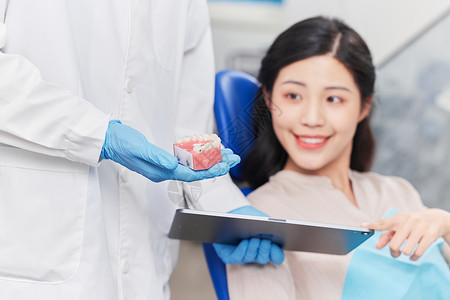 显微根管治疗患者与牙科医生讨论牙齿问题背景