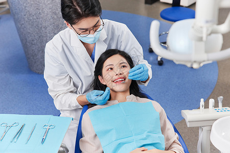 牙科医生给患者治疗牙齿背景图片