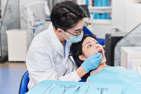 牙科医生为患者检查牙齿图片