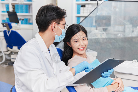 工作方法牙科医生与患者讨论治疗方法背景