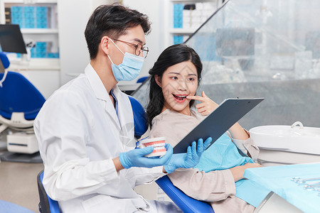 牙科医生与患者讨论治疗方法图片