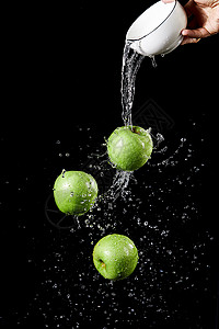 淋了水的新鲜青苹果高清图片