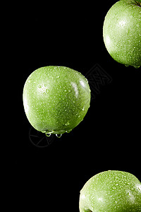淋了水的新鲜青苹果背景图片