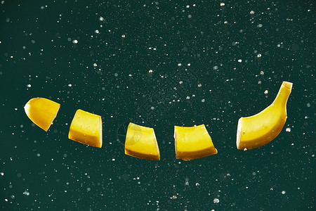 夏季美食促销系列海报悬浮着的香蕉段背景