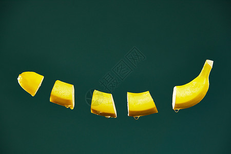 夏季美食促销海报悬浮着的香蕉段背景