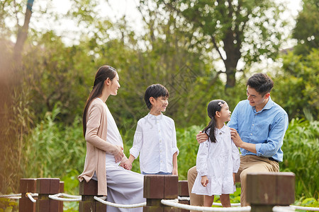 家人湖边三胎夫妻带着孩子湖边散步背景