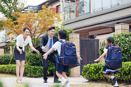 背包西装女孩父母在门口等候迎接子女回家背景