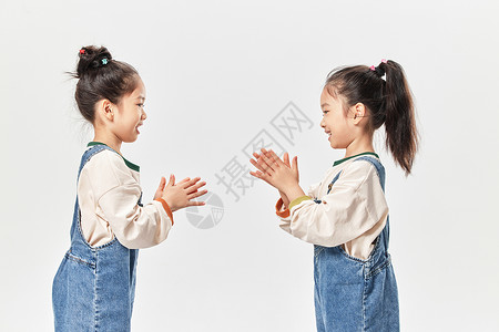 双胞胎小女孩姐妹玩手拍手游戏图片