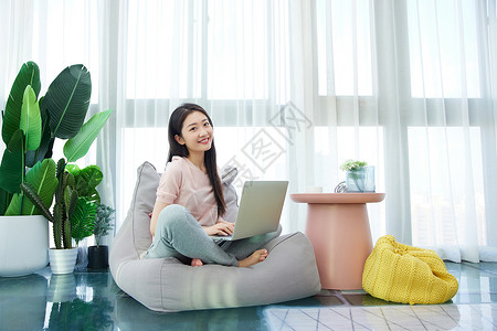 女性休闲居家生活阳台上网玩笔记本电脑图片