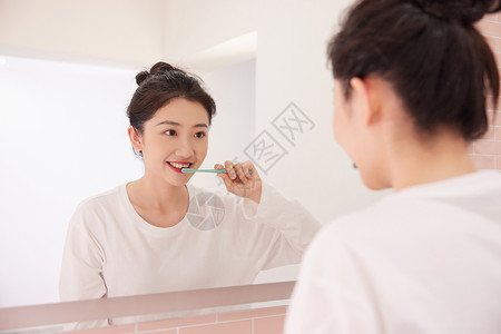 居家生活刷牙美女居家生活卫生间洗漱刷牙背景