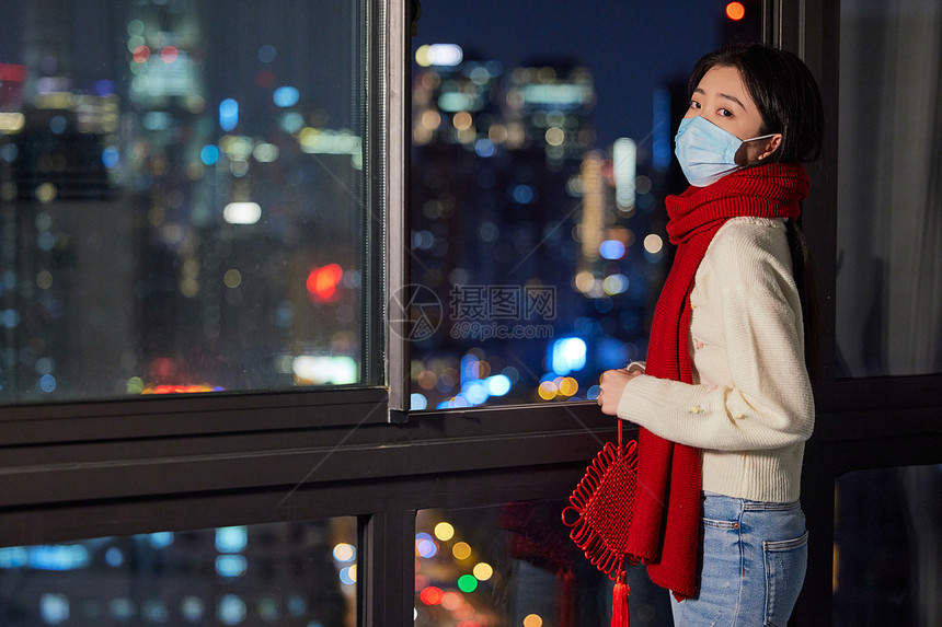 夜晚女性居家隔离孤单过春节图片