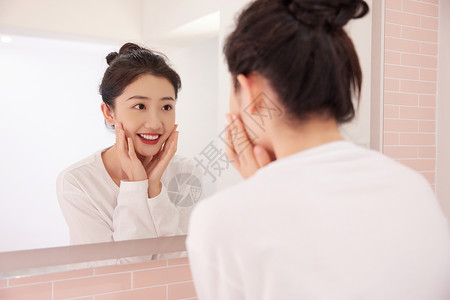 卫生间洗脸台美女居家生活卫生间洗漱照镜子背景