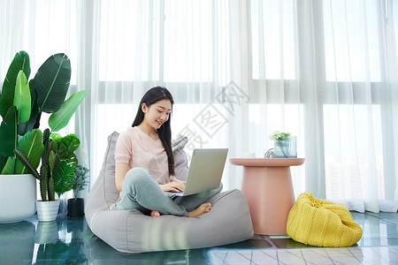 阳台的人女性休闲居家生活阳台上网购消费背景