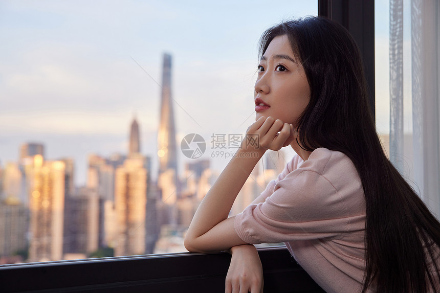 单身美女阳台窗边观景图片