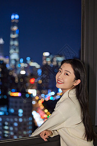 单身美女度假阳台窗边观赏上海夜景图片