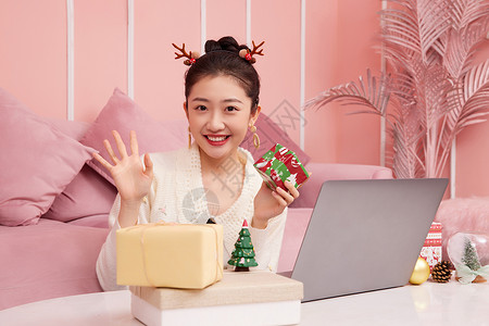 粉红美女圣诞节居家网购展示圣诞礼物图片