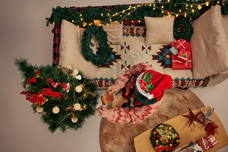 创意高角度俯拍女性居家装扮圣诞树图片