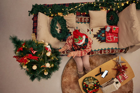 创意高角度俯拍女性居家过圣诞节背景图片