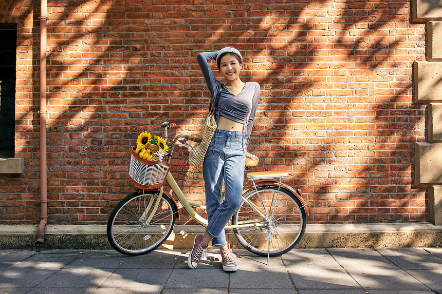 清新美女骑自行车出游逛街图片
