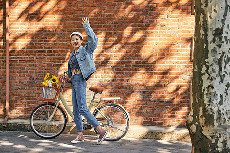 街道镜头清新美女骑自行车出游逛街跟镜头打招呼背景