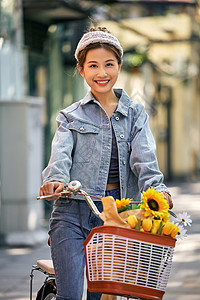 秋天女孩户外骑车场景清新美女骑自行车出游逛街背景