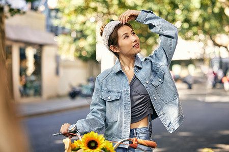 让人温暖女子清新美女骑自行车出游逛街背景