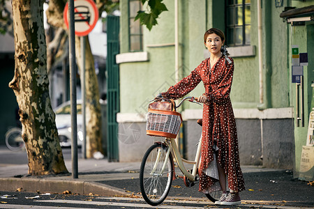 复古单车清新美女出游推着自行车过马路背景