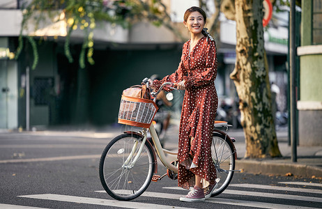 推行清新美女出游推着自行车过马路背景